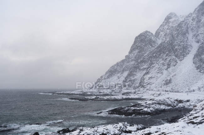 Tempestade de neve na costa, Lofoten e Ilhas Vesteralen, Noruega — Fotografia de Stock