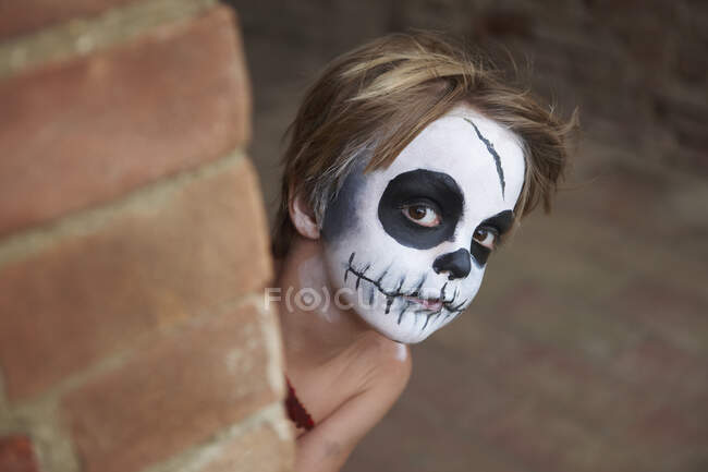 Garçon avec peinture du visage du crâne — Photo de stock