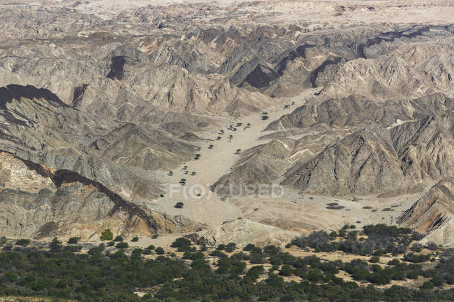 Vista aérea de las montañas rocosas a la luz del sol - foto de stock