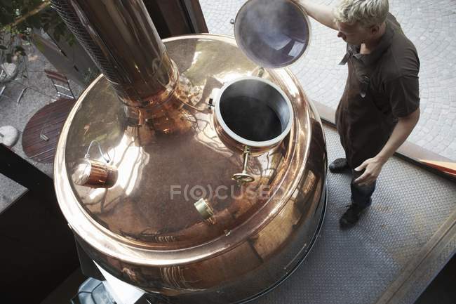 Blick aus der Vogelperspektive auf den Mann bei der Arbeit in der Brauerei — Stockfoto
