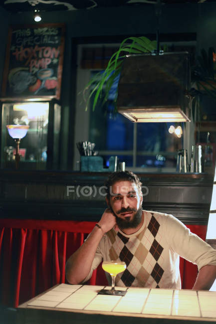 Porträt eines Mannes mit Cocktail an der Bar — Stockfoto