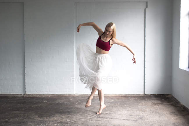 Frontansicht einer Tänzerin, die im Studio übt — Stockfoto