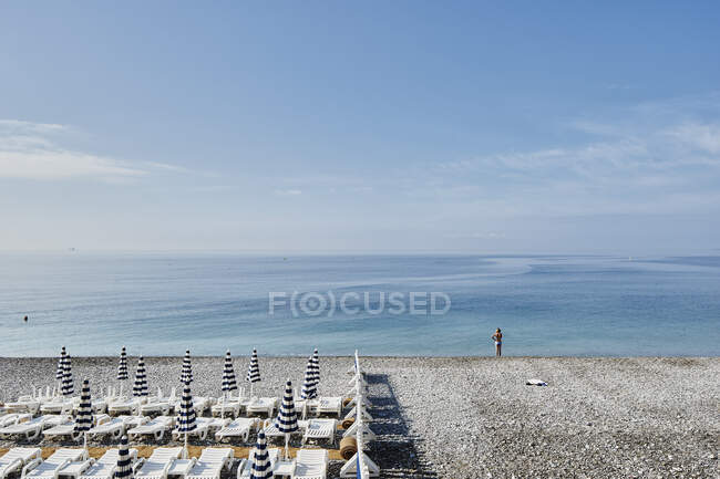 Linhas de guarda-sóis de praia, Nice, Cote d 'azur, França — Fotografia de Stock