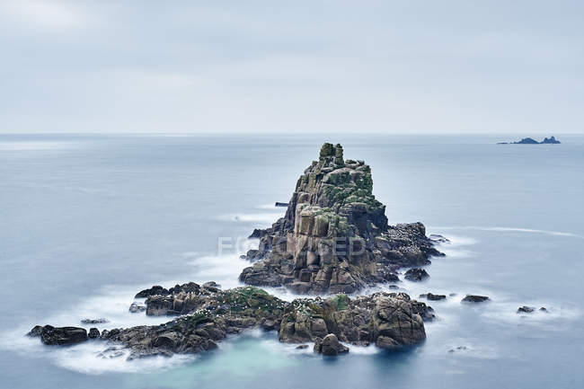 Paysage marin avec formations rocheuses, Land End, Cornouailles, Royaume-Uni — Photo de stock