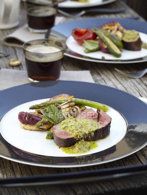Chimichurri-Rindfleisch mit gegrilltem Salat auf Holztisch — Stockfoto