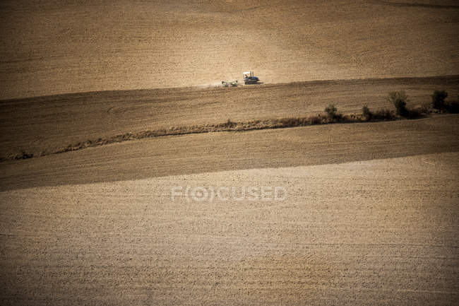 Трактор в поле, Сиена, Валле Орсия, Тоскана, Италия — стоковое фото