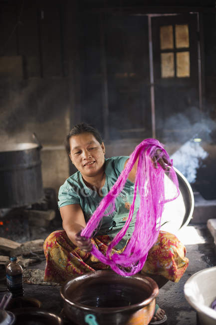 Mature woman working in pottery, Inle lake, Burma — Stock Photo