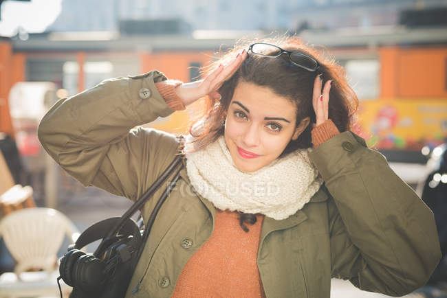 Retrato de mulher jovem com as mãos no cabelo na plataforma ferroviária — Fotografia de Stock