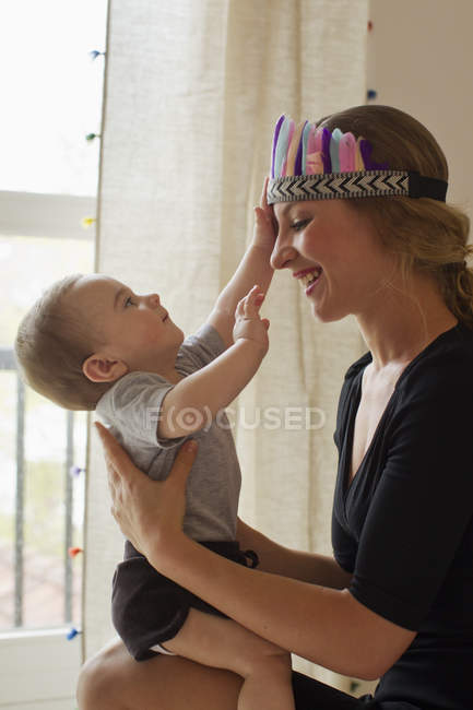 Mãe brincando com menino — Fotografia de Stock