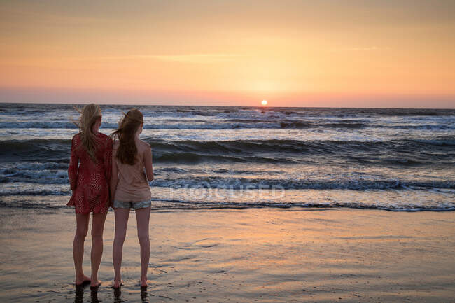 Mutter und Tochter blicken auf den Sonnenuntergang — Stockfoto