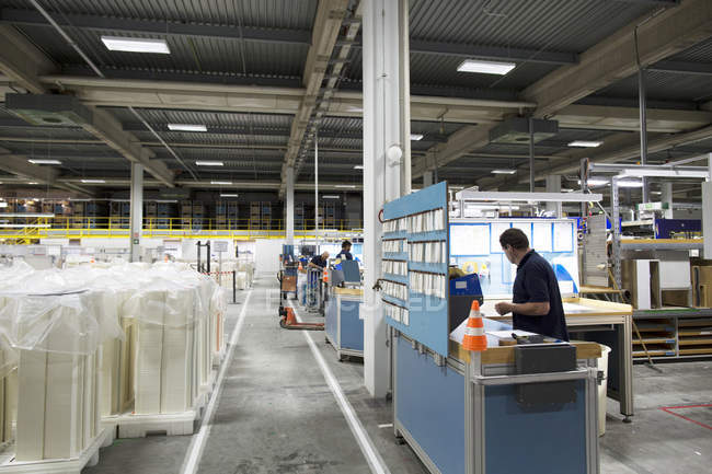 Travailleurs de l'intérieur de l'usine d'emballage papier — Photo de stock