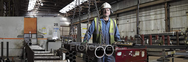 Portrait de l'ouvrier sidérurgique masculin en milieu de travail industriel — Photo de stock