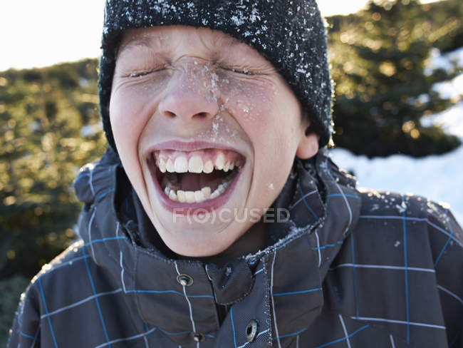 Retrato de niño riendo con los ojos cerrados - foto de stock
