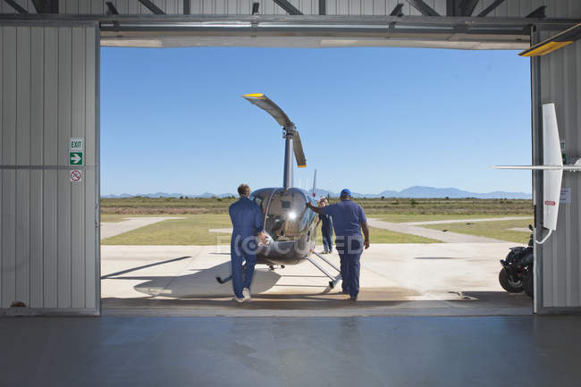 Пилоты поднимают вертолет на взлетную полосу — стоковое фото