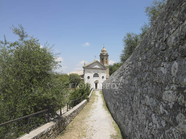 Vista lejana del exterior de la iglesia, Toscana, Italia - foto de stock