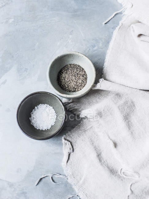 Close up of seasoning in small bowls with rustic stablecloth — стоковое фото
