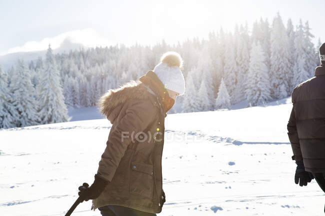 Вид сбоку пожилой женщины на заснеженном ландшафте, Саттельбергальм, Тироль, Австрия — стоковое фото