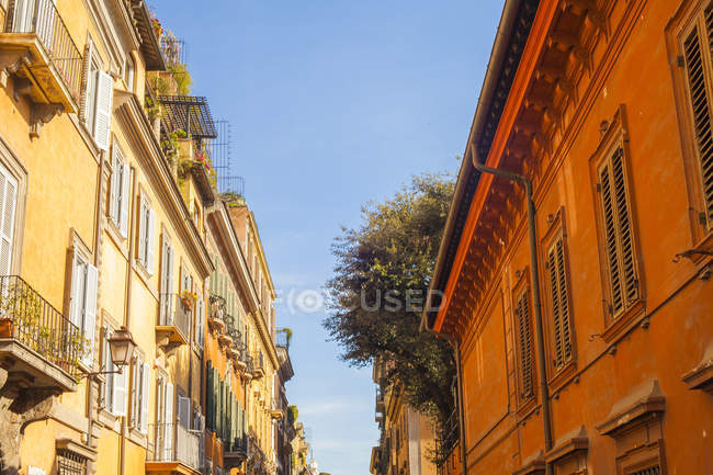 Blick auf bunte Mehrfamilienhäuser, Rom, Italien — Stockfoto