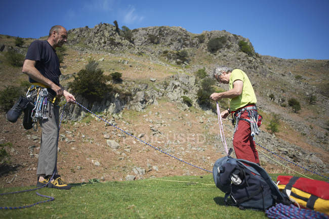 Alpinistas preparando corda de escalada — Fotografia de Stock