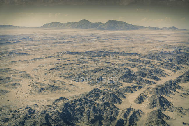Повітряний вид на величний пейзаж з гірським хребтом в пустелі Наміб — стокове фото