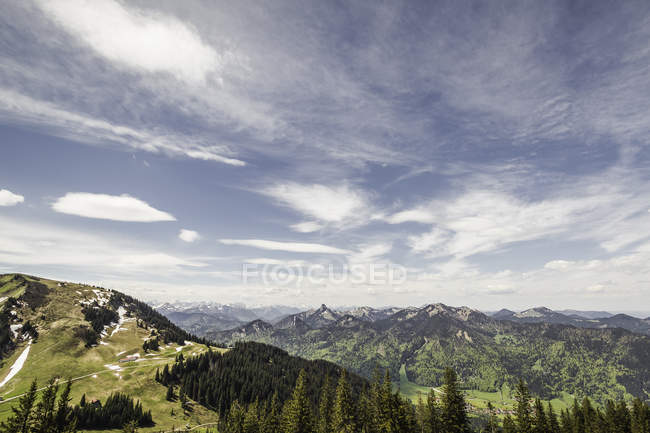 Exuberante verde Mangfall Mountains sob a luz do sol, Baviera, Alemanha — Fotografia de Stock