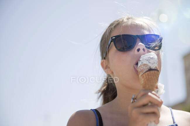 Young girl eating ice cream — Stock Photo
