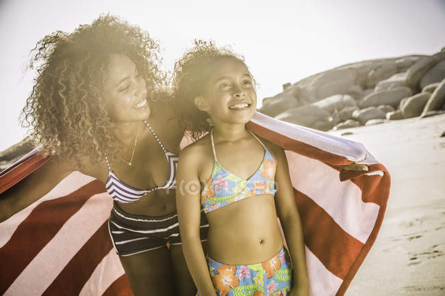 Мати і дочка тримають рушник на пляжі — стокове фото
