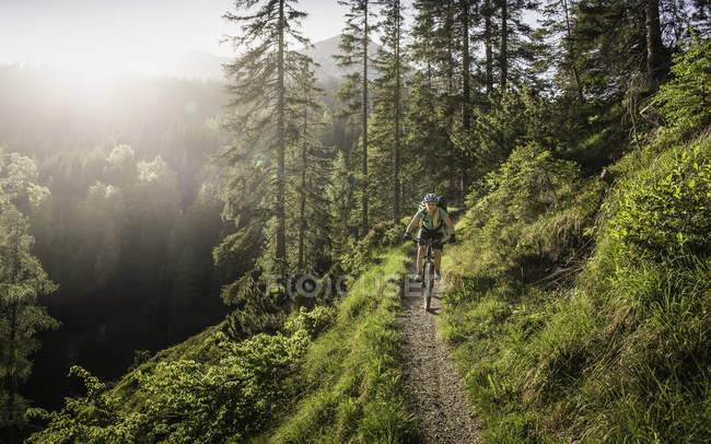 Bicicleta de montanha mulher, Leermoos, Tirol, Áustria — Fotografia de Stock