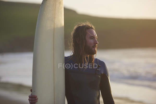 Joven surfista masculino en la playa, Devon, Inglaterra, Reino Unido - foto de stock