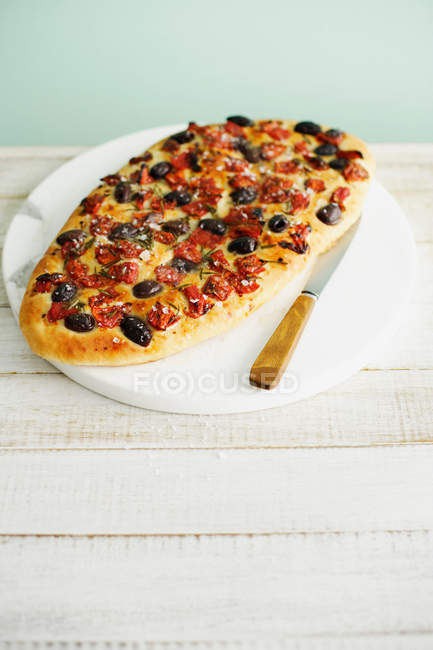 Plate of fresh baked bread with olives and tomatoes — Stock Photo