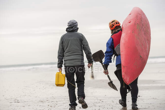 Dos mujeres en la playa con kayak - foto de stock