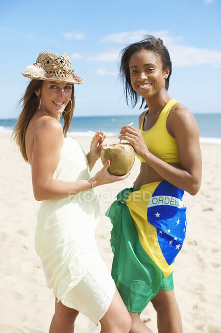 Donne che condividono acqua di cocco — Foto stock
