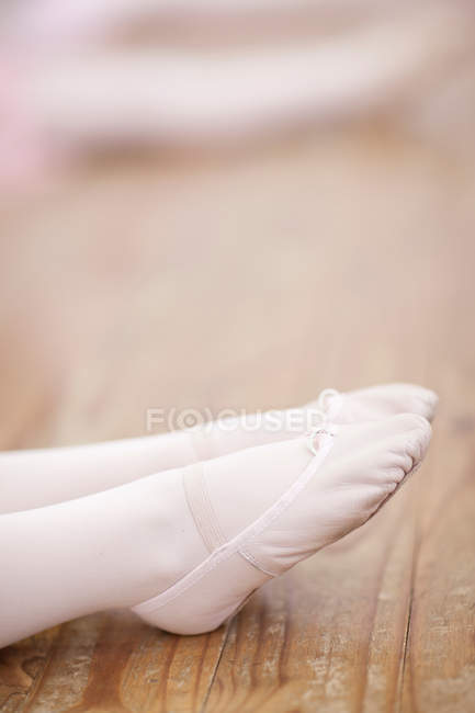 Vista recortada de pies de bailarina joven - foto de stock