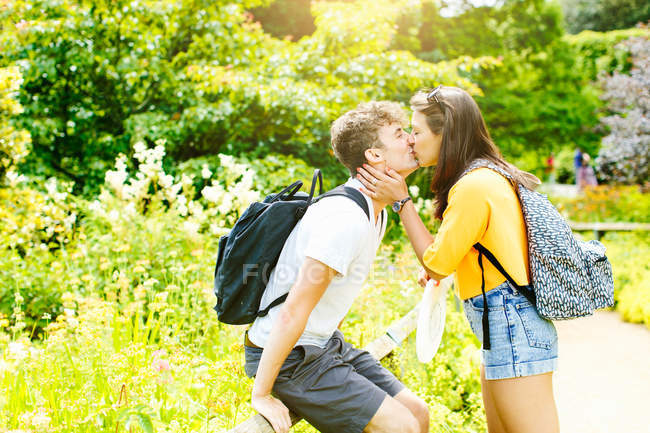 Couple kissing in the park — Stock Photo