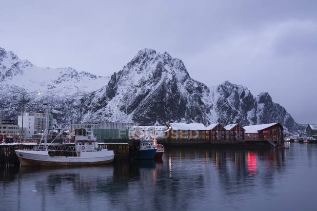 Porto sul lungomare e pescherecci al crepuscolo, Svolvaer, Isole Lofoten, Norvegia — Foto stock