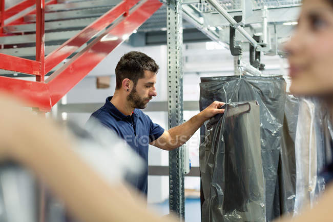 Trabalhadores do armazém que recolhem encomendas de vestuário no armazém de distribuição — Fotografia de Stock
