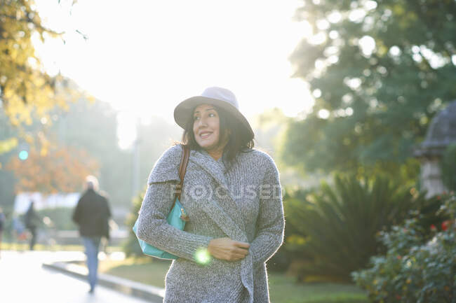 Frau spaziert im Park, Sevilla, Spanien — Stockfoto