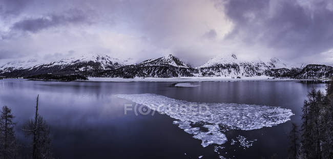 Vista panorámica del lago Silsersee, Malojapass, Graubunden, Suiza - foto de stock