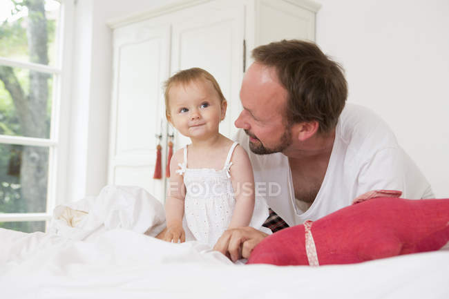 Padre con hija bebé - foto de stock