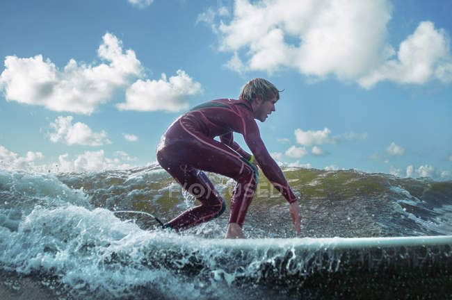 Surfista maschio cavalcare onda in teh oceano — Foto stock