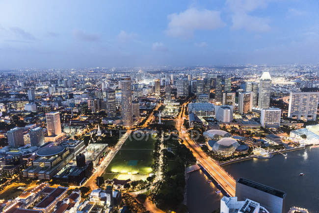 Vista aérea del paisaje urbano futurista al atardecer, Singapur - foto de stock