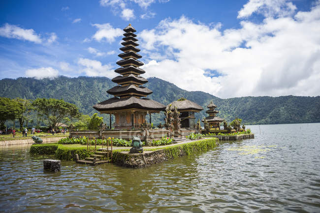 Templo no Lago, Lago Bratan, Bali, Indonésia — Fotografia de Stock