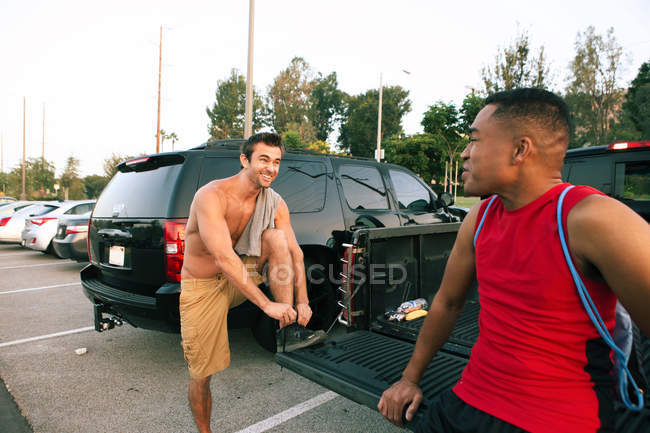 Zwei männliche Freunde bereiten sich auf das Training vor — Stockfoto