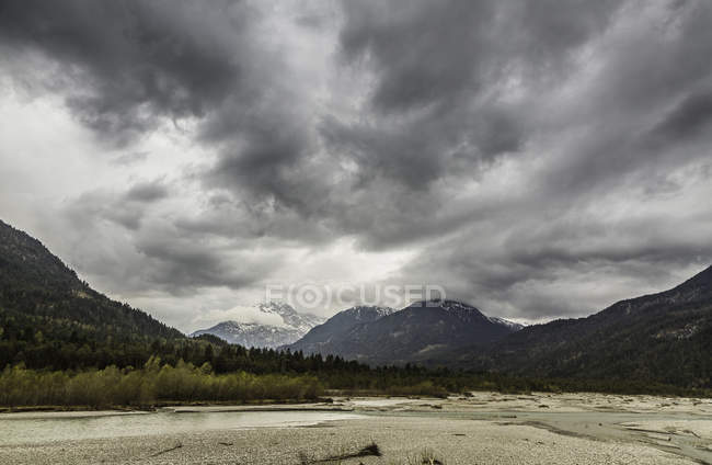 Vue sur la vallée de la rivière, Reutte, Tyrol, Autriche — Photo de stock