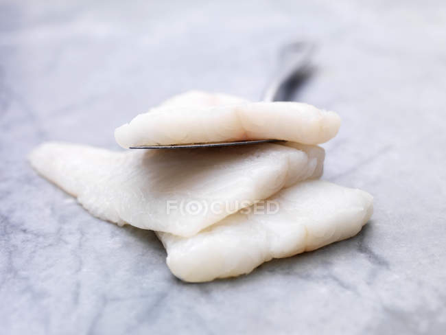 Vista ad alto angolo di mucchio di merluzzo bianco islandese crudo sul marmo — Foto stock