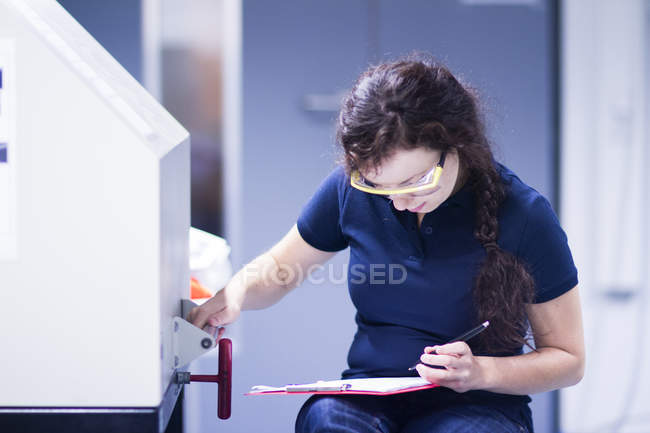Technician working in laboratory — Stock Photo