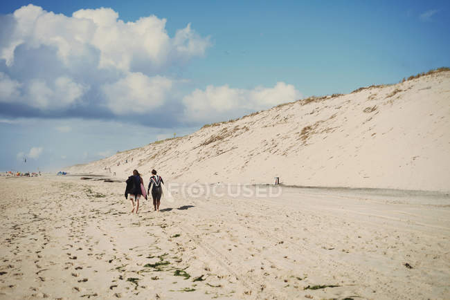 Surfers with surfboards on beach, Lacanau, France — Stock Photo