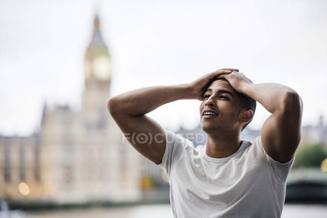 Exhausted corridore maschile prendendo una pausa su Southbank, Londra, Regno Unito — Foto stock