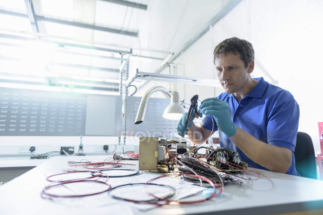 Arbeiter beim Zusammenbau von Elektronik in Elektronikfabrik — Stockfoto