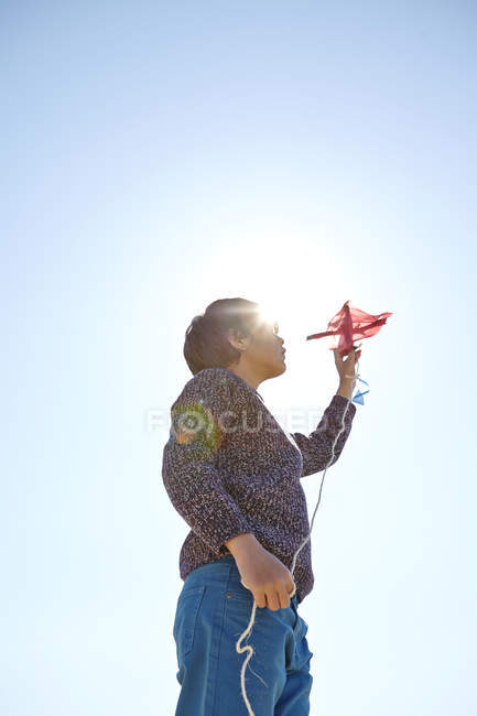 Young boy flying kite — Stock Photo